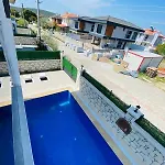 F Celik Villalari Vila *