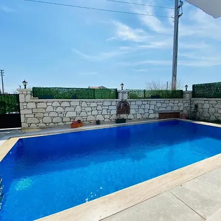 فيلة F Celik Villalari