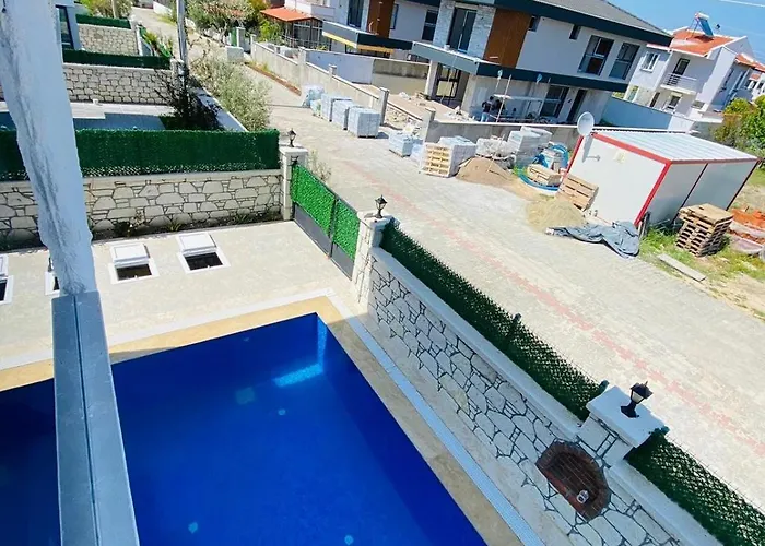 F Celik Villalari Vila *